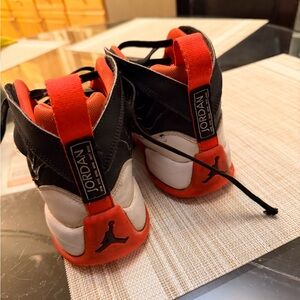 Boys Jordan Black and orange/Red Sneakers size 5